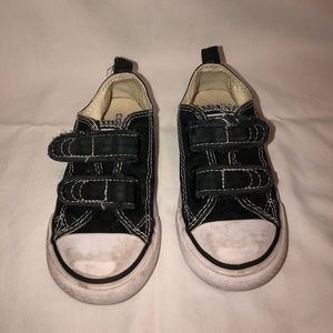Converse toddler.